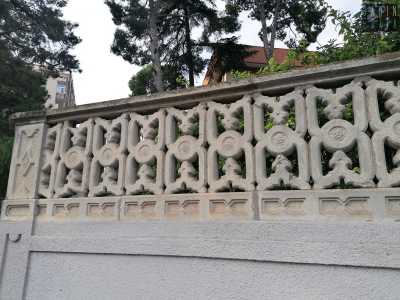 Da qui in poi notiamo che la delimitazione della propriet� cambia stile: dalla precedente ringhiera in ferro si passa infatti alla pietra